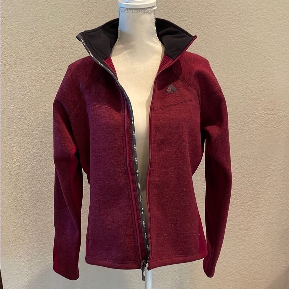 Nike ACG Jacket with High Collar and Slim Fit